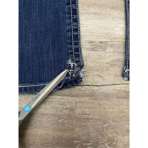 BKE Stella Flare Jeans Low Rise Distressed Rhinestone Women’s Sz 27 waist X 33.5 - Picture 4 of 10